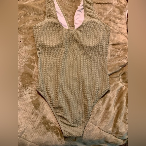 Very nice swim  suit - Picture 3 of 4